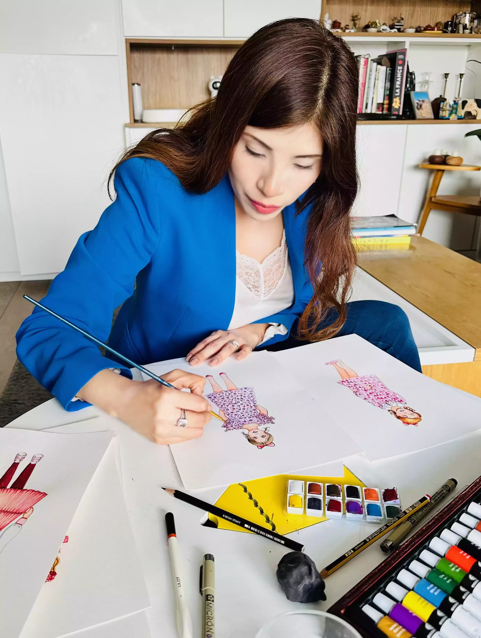 Silvia dessinant une création Carrouselle sur mesure