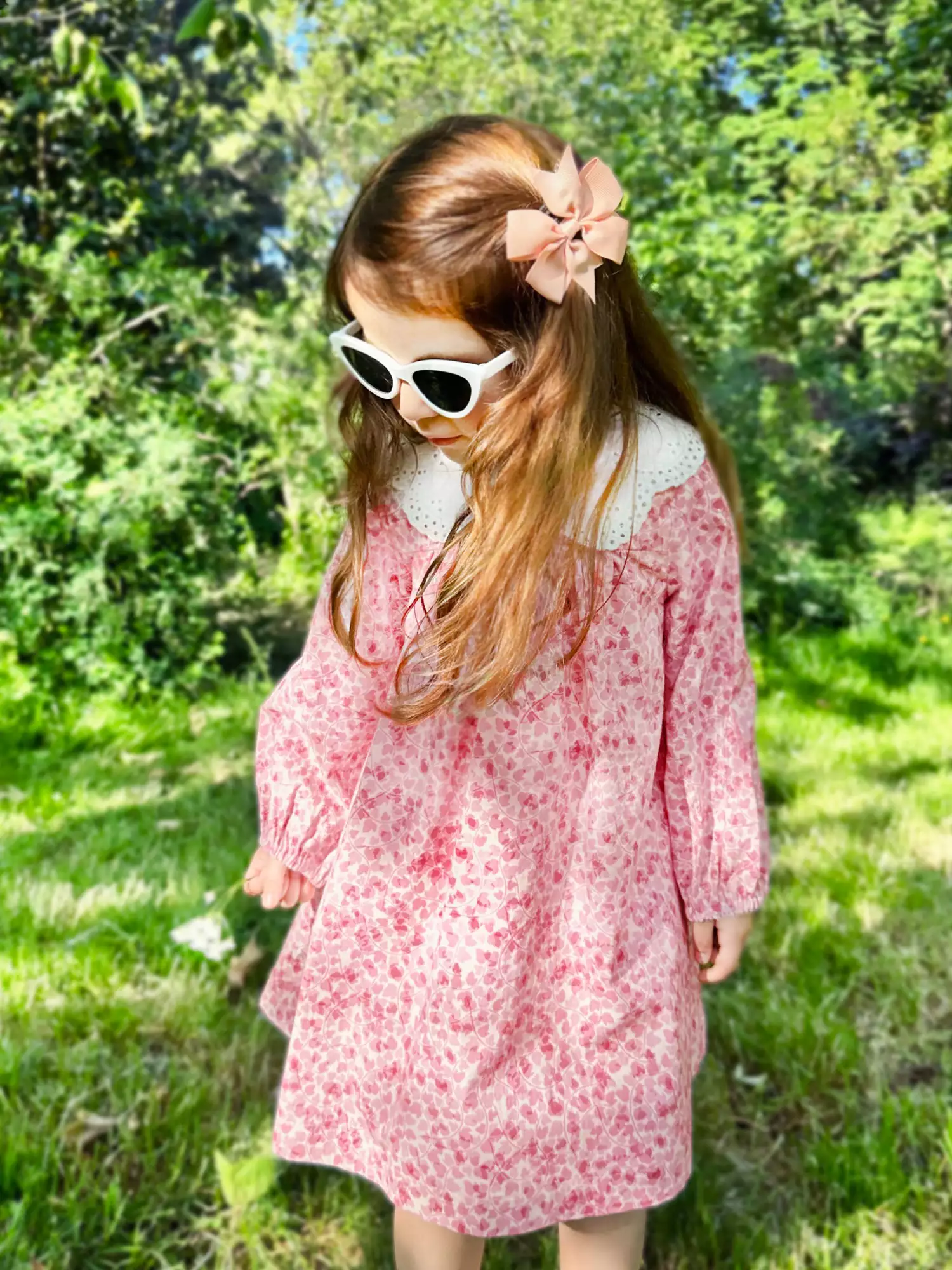 Petite fille portant une robe rose Carrouselle